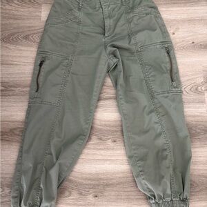 GAP Men's Cargo Jogger Pants in Olive